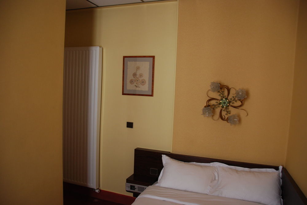 Courcelles Mederic Hotel Paris Exterior photo